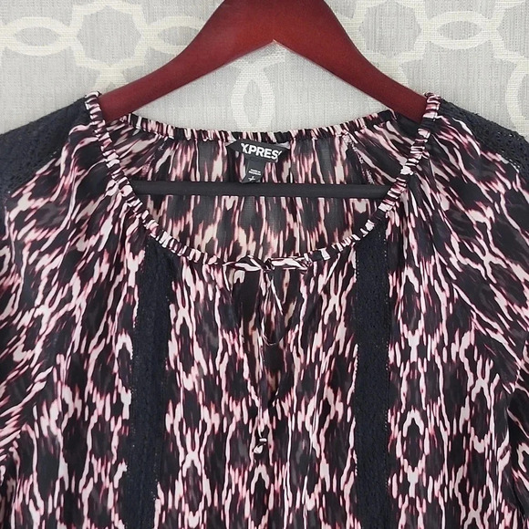 Express Pattern 3/4 Sleeve Keyhole Blouse SP - Picture 3 of 10